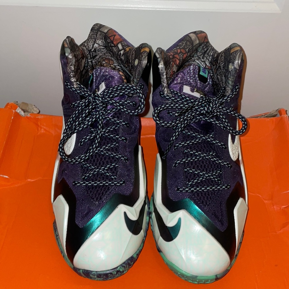 Nike Lebron All Stars Glow in the Dark Shoes in Size 5Y with original box